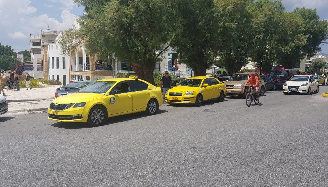 Οχήματα Ταξί από τον Αστέρα βρίσκονται στην Ραφήνα